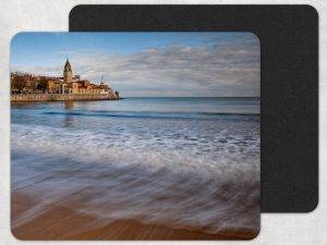 Alfombrilla para ordenador con un paisaje de la playa de San Lorenzo en Gijón, Asturias.