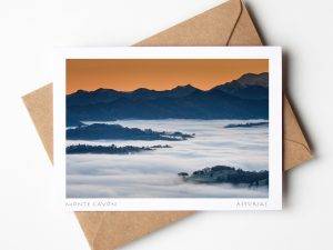 Postal con paisaje de un amanecer desde el monte Cayón, en Piloña, Asturias