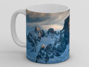 Taza de cerámica con paisaje del Naranjo de Bulnes o Picu Urriellu, en Asturias