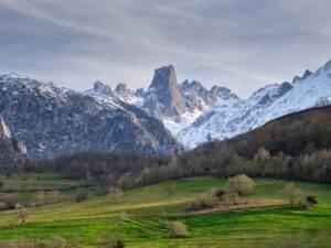 Cuadro fotográfico de un atardecer invernal con vistas al Naranjo de Bulnes