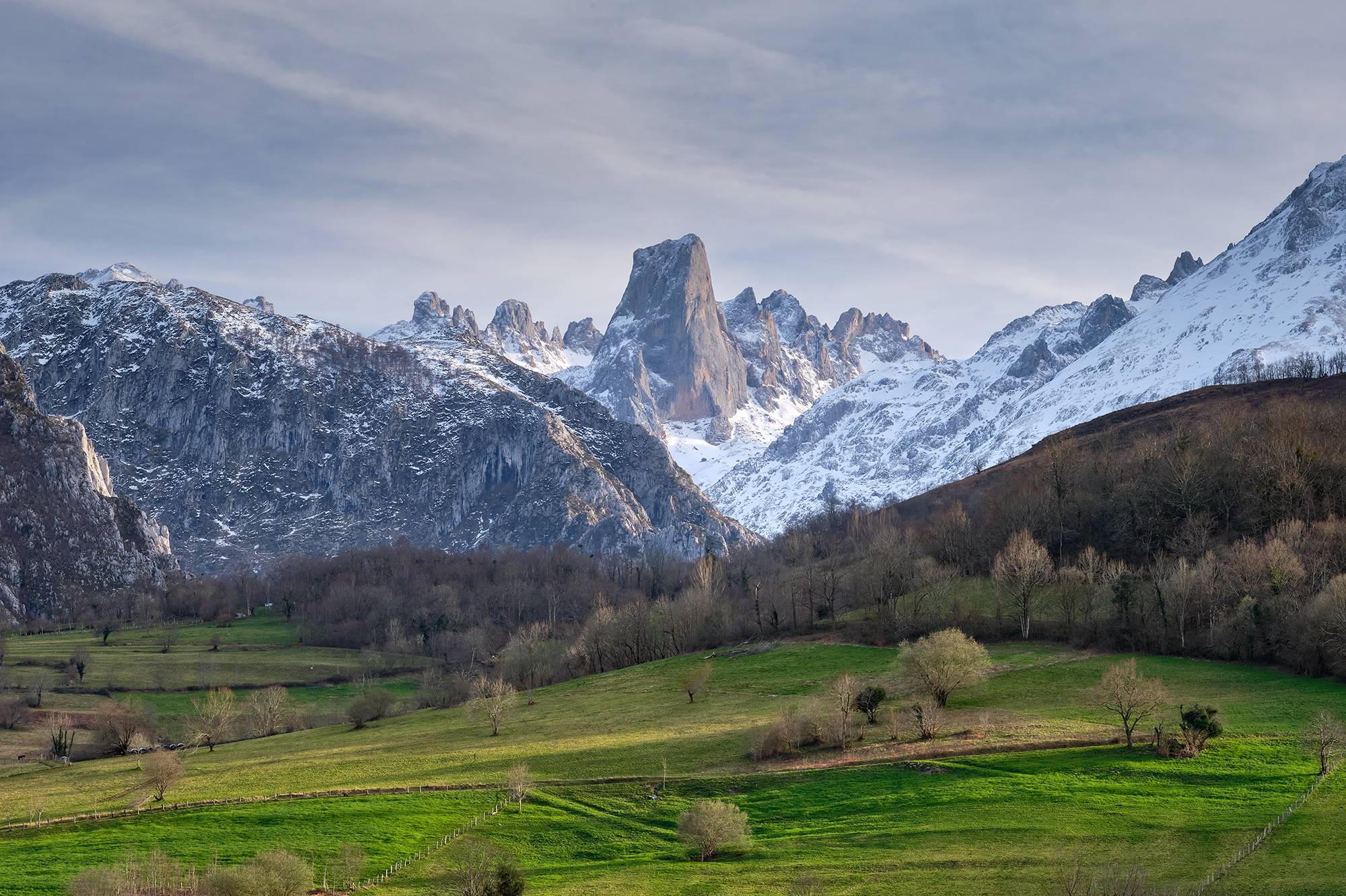 Cuadro fotográfico de un atardecer invernal con vistas al Naranjo de Bulnes