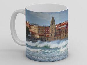 Taza de cerámica con olas en la playa de San Lorenzo Gijón
