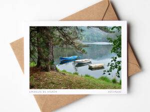 Embalse de Arbón en el occidente de Asturias. unas barcas cerca de la orilla. Postal impresa en papel Fine Art mate