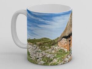 Taza con paisaje de Somiedo, con una cabaña de teito en Mumián