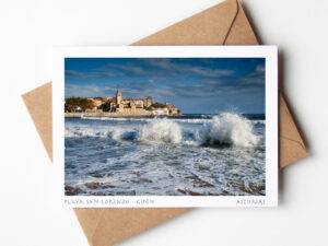 Postal impresa en papel Fine Art mate. Vista de la playa de san Lorenzo, con la iglesia de San Pedro, en Gijón