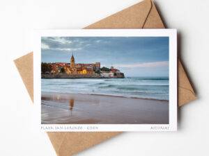Postal impresa en papel Fine Art mate de la playa de san Lorenzo al atardecer con la iglesia de San Pedro en Gijón