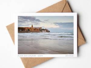 Postal impresa en papel Fine Art mate de la playa de san Lorenzo al atardecer con la iglesia de San Pedro en Gijón