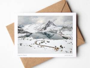 Postal Fine Art del Lago Enol nevado en Cangas de Onís