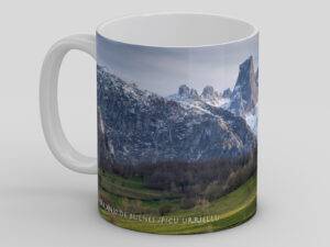 Taza de cerámica con paisaje del Naranjo de Bulnes, desde el mirador del Pozo de La Oración.