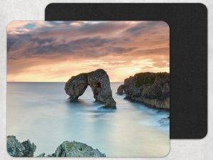 Alfombrilla para ordenador con un paisaje de un amanecer en el Castro de Las Gaviotas en Llanes, Asturias.