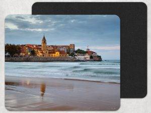 Alfombrilla para ordenador con un paisaje de un atardecer en Gijón Asturias