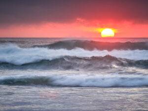 Cuadro fotográfico de un atardecer en la playa de Salinas, en Castrillón, perfecto para decorar o regalar.